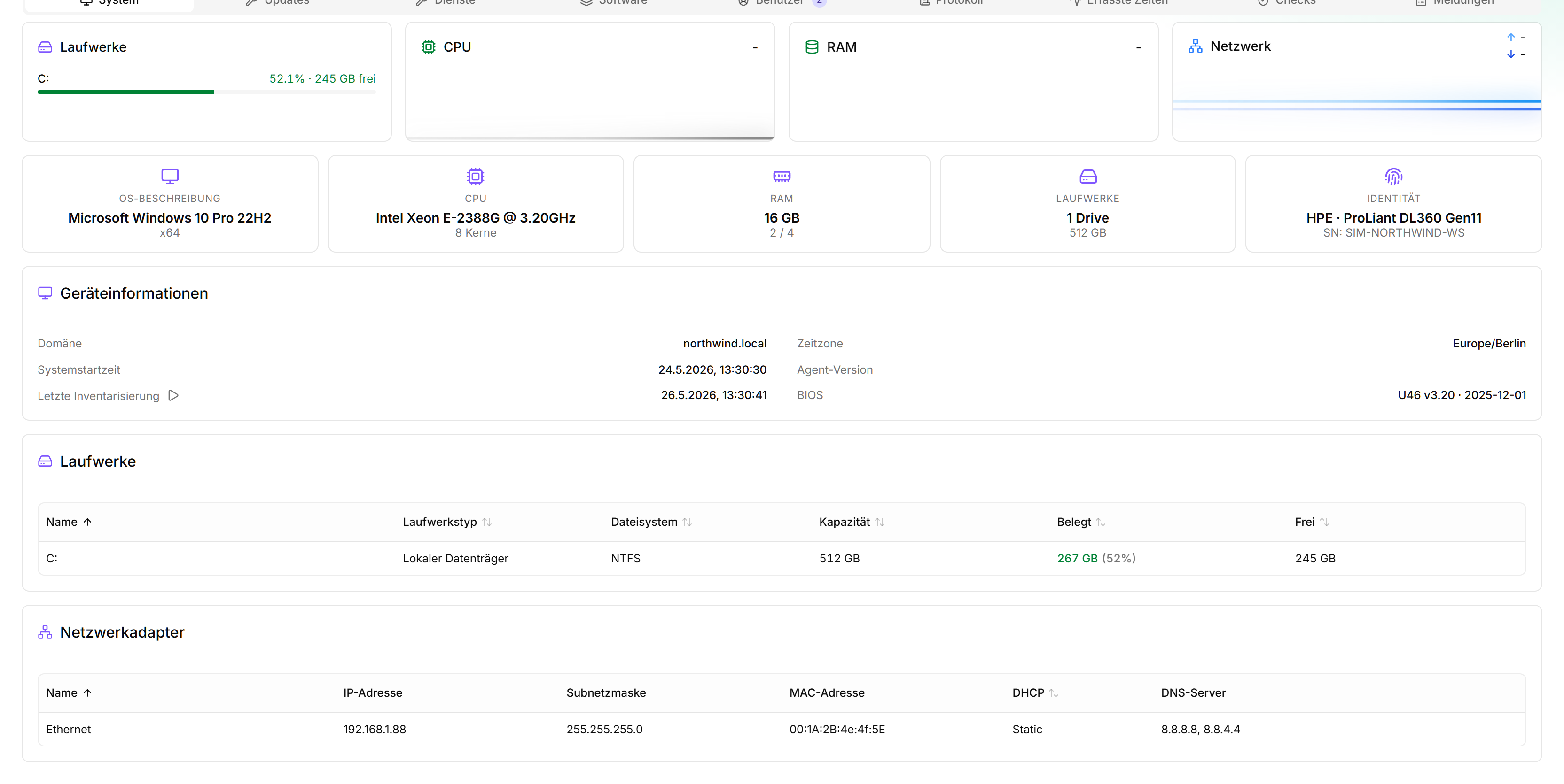 Die Gerätedetailseite von NORTHWIND-WS-001 auf dem Tab System zeigt Live-Sparklines für CPU, RAM, Festplatte und Netzwerk in Echtzeit, darunter Hardware-Identitäts-Kacheln.