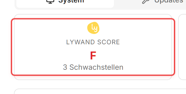 Die Metrik-Zeile der Geräte-Detailseite mit der Lywand Score-Kachel: lywand Logo, der Rang-Buchstabe (F bei diesem Seed-Gerät) und die Unterzeile „3 Schwachstellen“.
