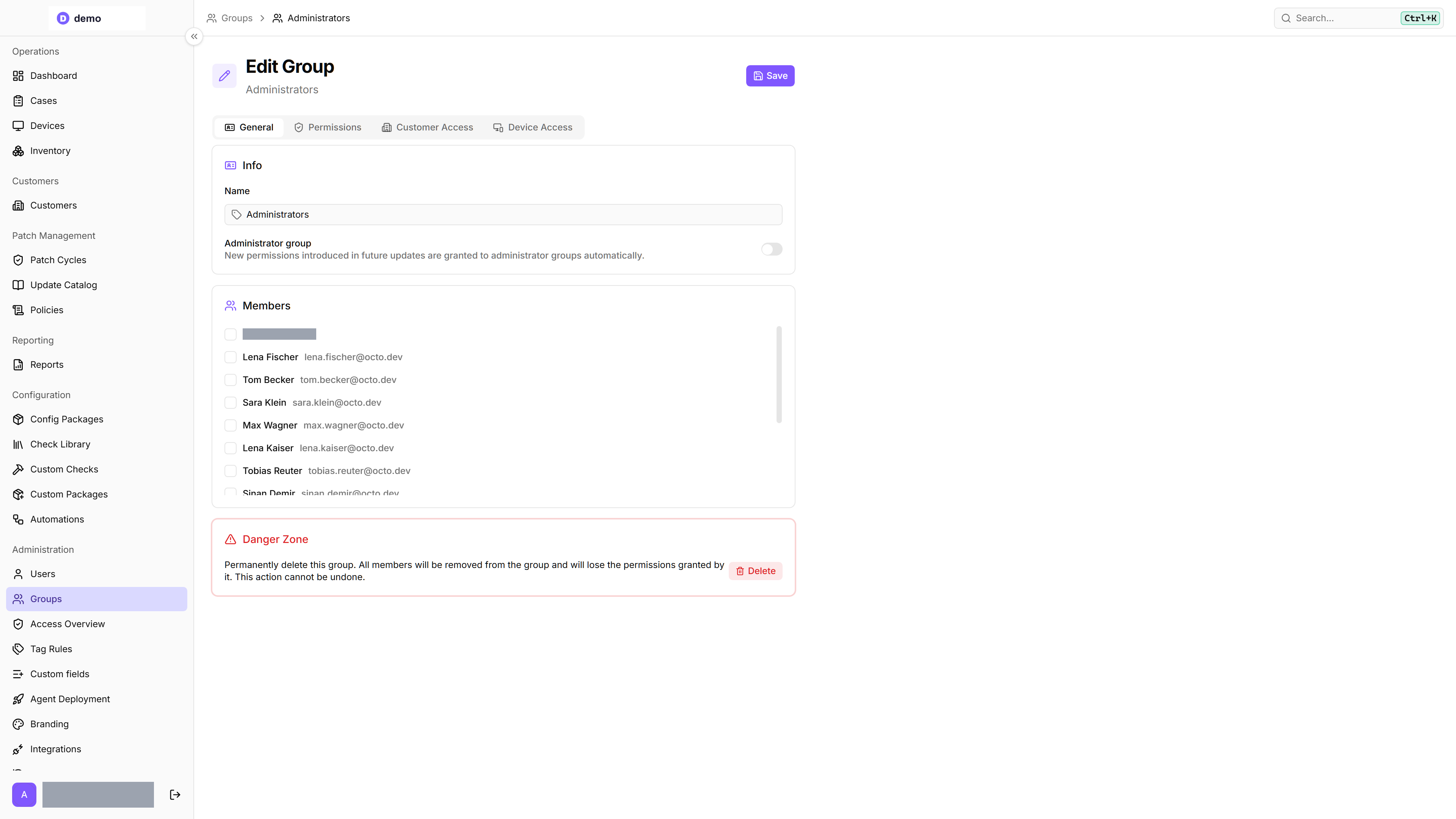 Englische Seite „Edit Group“ für „Administrators“ mit den vier Tabs General, Permissions, Customer Access und Device Access. General zeigt das Namensfeld, den ausgeschalteten Schalter Administrator group, die Mitgliederliste und die Danger Zone mit Delete.