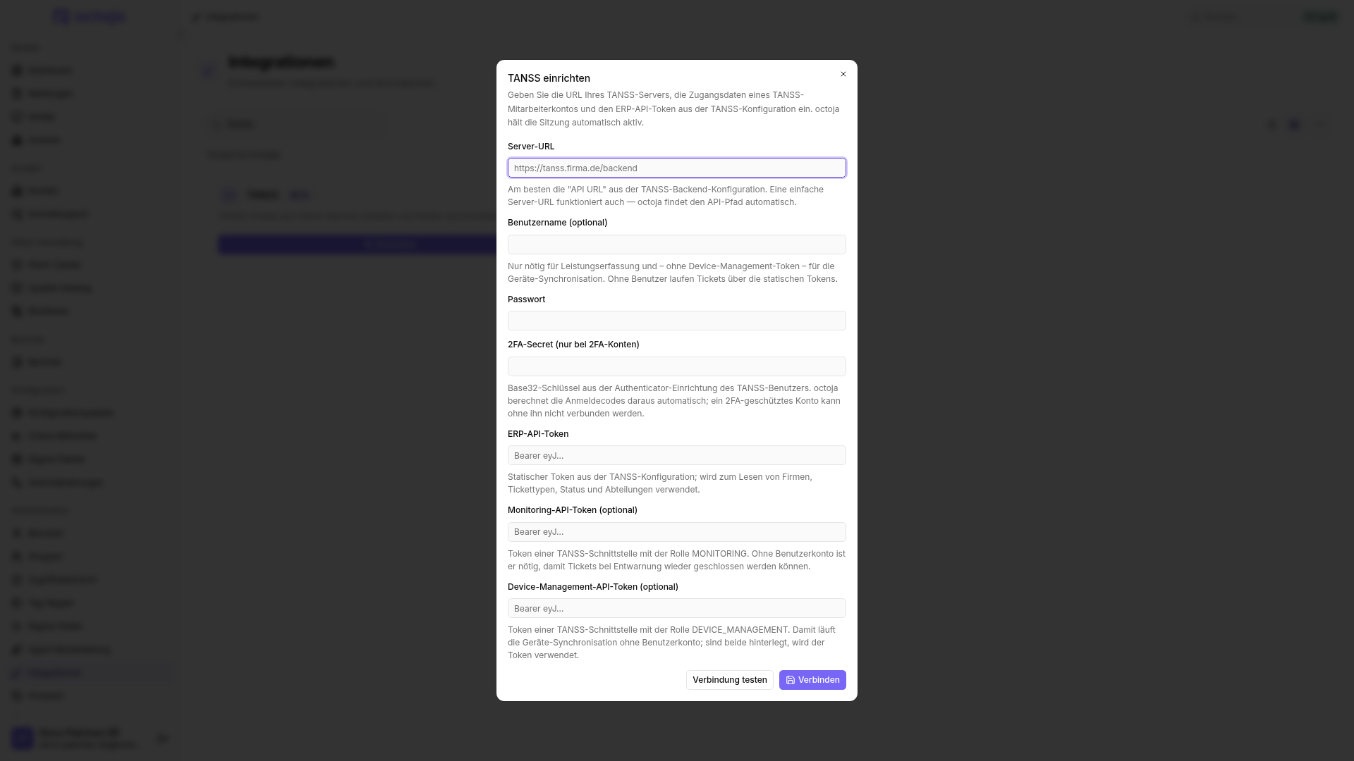 Der Dialog „TANSS einrichten“ mit den Feldern für Server-URL, optionale Zugangsdaten, 2FA-Secret sowie ERP-, Monitoring- und Device-Management-API-Token und den Schaltflächen „Verbindung testen“ und „Verbinden“.