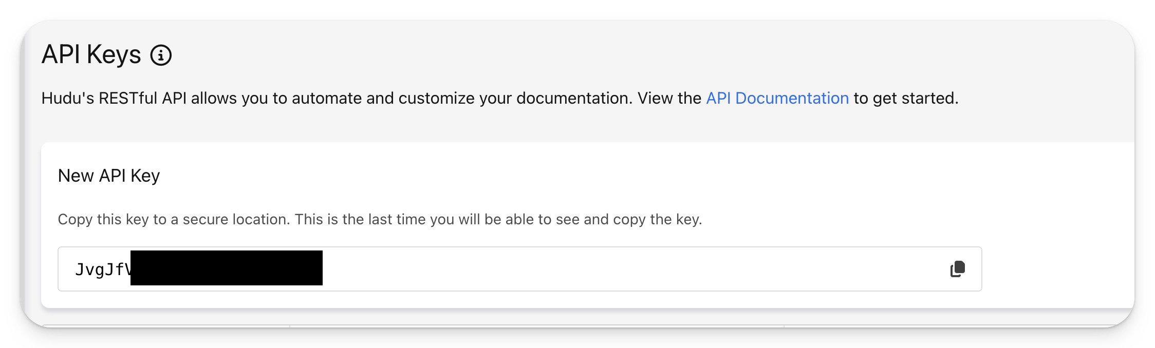 Die Seite API Keys in Hudu nach dem Erstellen eines Schlüssels mit dem Hinweis, dass der Schlüssel jetzt kopiert werden muss, weil er danach nicht mehr angezeigt wird, darüber der Schlüsselwert und rechts ein Kopier-Symbol.