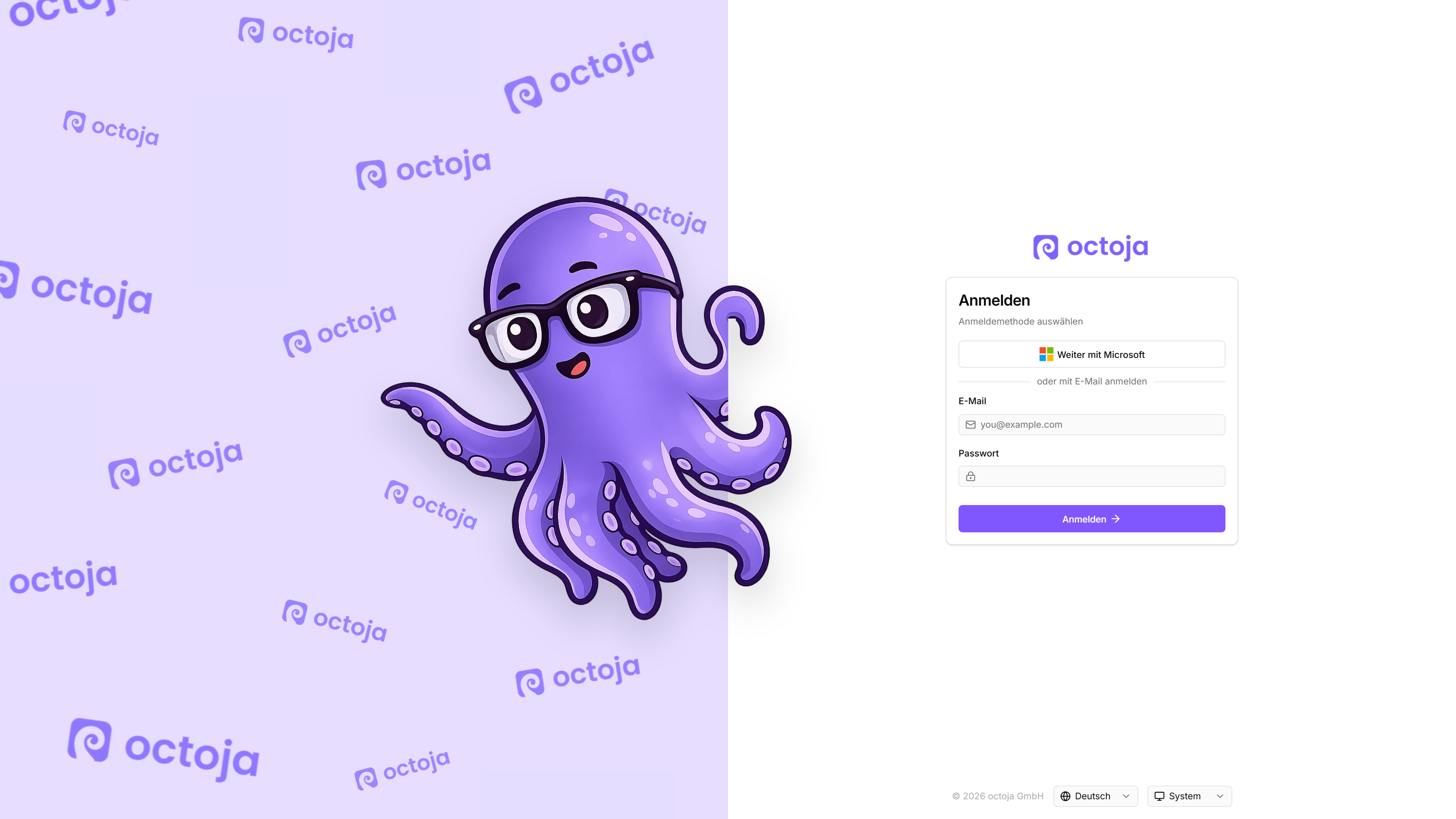 Die octoja-Anmeldeseite auf Deutsch: links ein gebrandetes lavendelfarbenes Panel, das mit dem octoja-Schriftzug und dem Logo-Glyph gekachelt ist und in dessen Mitte das Oktopus-Maskottchen steht; rechts eine weiße Anmeldekarte mit dem octoja-Logo, optional einer "Weiter mit {provider}"-Schaltfläche je konfiguriertem Single-Sign-on-Anbieter (zum Beispiel Weiter mit Microsoft Entra), E-Mail- und Passwort-Feldern, einer Anmelden-Schaltfläche in der primären Markenfarbe des Mandanten (lavendel bei der Standard-Marke octoja) und einer Fußzeile mit Sprachauswahl auf "Deutsch" und Themenauswahl auf "System".