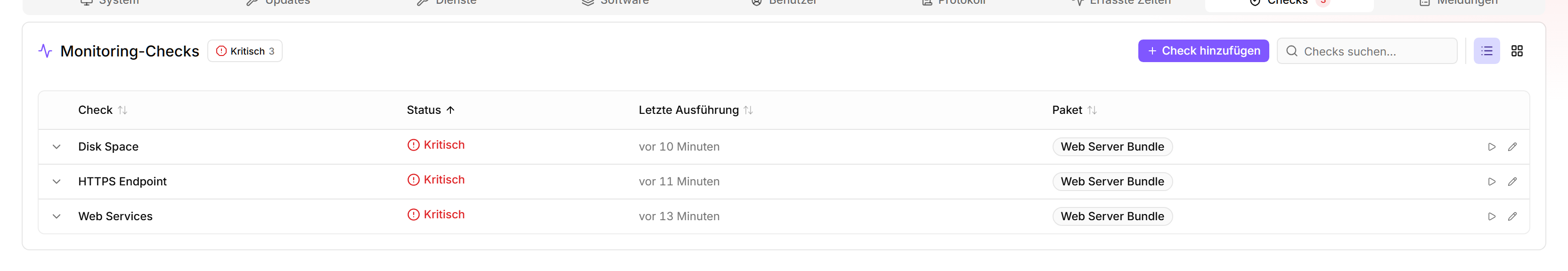 Der Tab Checks auf der Gerätedetailseite von CONTOSO-DC01 zeigt drei Checks aus dem Konfigurationspaket Web Server Bundle (Festplattenplatz, HTTPS-Endpunkt, Webdienste) im Status Kritisch; das Kritisch-3-Badge im Panel-Header spiegelt den zusammengefassten Status wider.