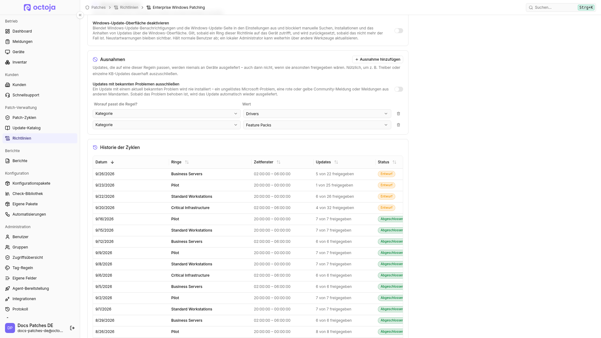 Der Abschnitt „Ausnahmen“ einer Patch-Richtlinie mit „Ausnahme hinzufügen“, dem Schalter für Updates mit bekannten Problemen und Kategorie-Regeln für Drivers und Feature Packs.